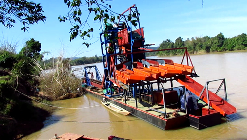 ប្រជា​ពលរដ្ឋ​នៅ​ស្រុក​តាវែង ព្រួយ​បារម្ភ​ចំពោះ​ការ​តម្លើង​គ្រឿង​ចក្រ​ចម្លែក​នៅ​មាត់​កំពង់​ទន្លេ​សេសាន្ត