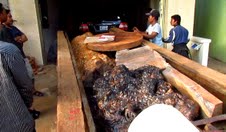 កម្លាំងចំរុះ ចុះអនុវត្តន៍ ដីការឆែកឆេរ លំនៅដ្ឋាន អតីតមេឈ្មួញ រកស៊ី សត្វព្រៃ បានលួចលាក់ ស្តុកឈើ ប្រណិត ខុសច្បាប់ យ៉ាងច្រើន