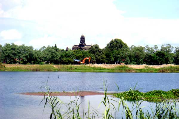 ពលរដ្ឋនៅឃុំដីឥដ្ឋបារម្ភពីការបាក់ជ្រាំងទន្លេដោយការបូមខ្សាច់ពីថៅកែបូមខ្សាច់ ២នាក់