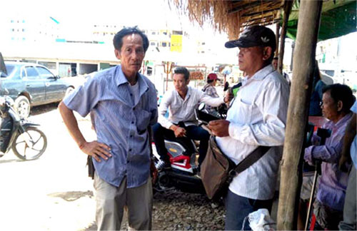 ​ក្រុម​ជនពិការ​ដឹក​សាច់មាន់​ខូច​គុណភាព​តាម​រទេះ​ព្រួត​វាយ​អ្នកសារព័ត៌មាន​សង្ស័យ​រឿង​គំនុំ​